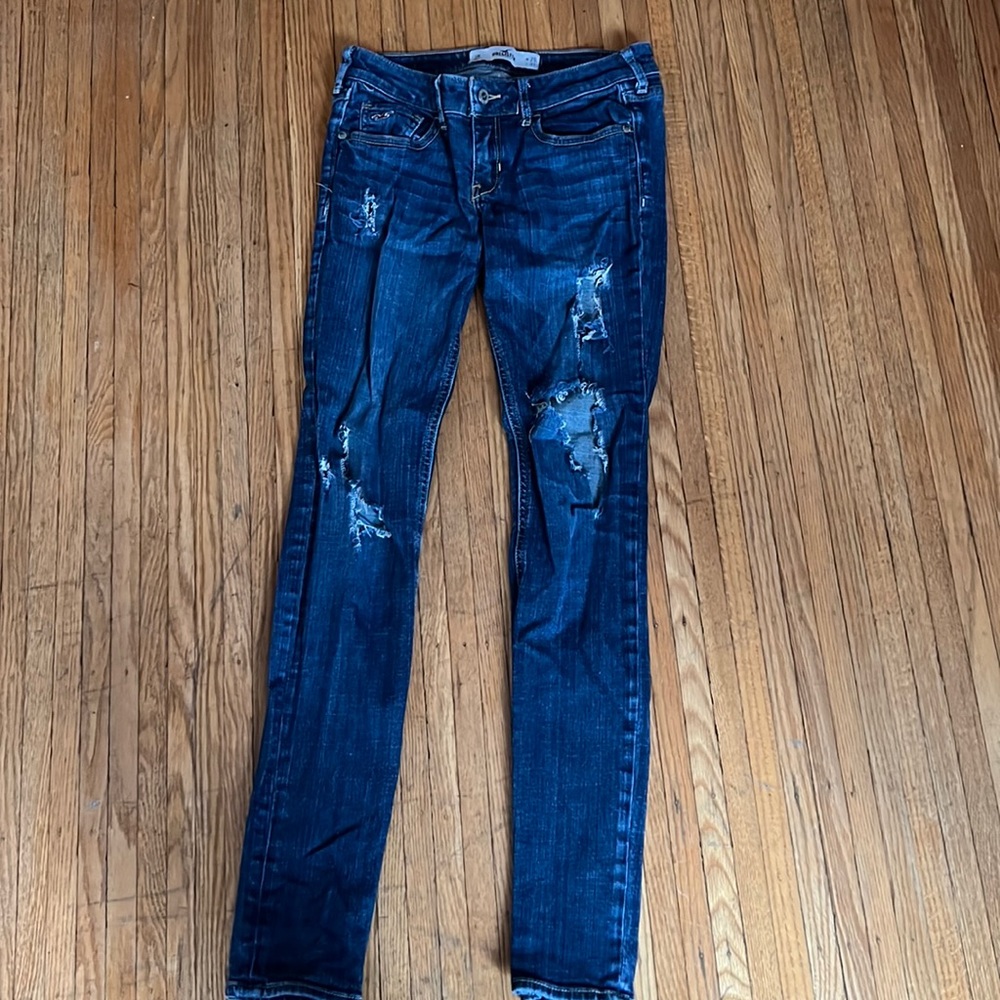 Low rise hollister ripped jeans. W 26  L 31. 3Regular.
